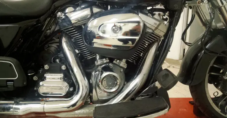 an example of an oil leak developing on a harley davidson 107ci motor