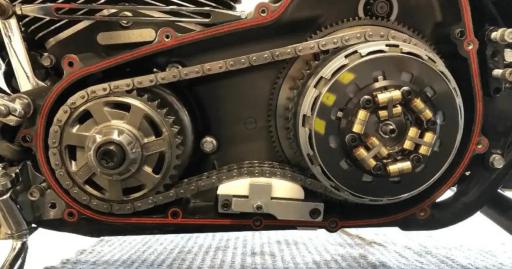 Image highlighting the automatic primary chain tensioner in a Harley transmission